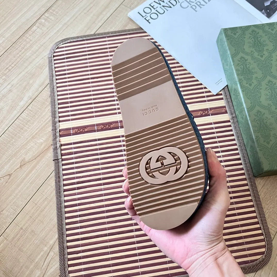 👟👟Ex-factory price 420👟👟 High-end women's shoes Gucci's latest limited edition thick-soled slippers. Top quality sale. Purchase authentic products. The material and craftsmanship are consistent with the original. Upper: original special printing process. Lining: dyed sheepskin. Outsole: Italian private model outsole. Size: 35-43M standard size. 41, 42 custom-made and non-refundable. Sole thickness: 5.5cm. Forefoot 4cm.
